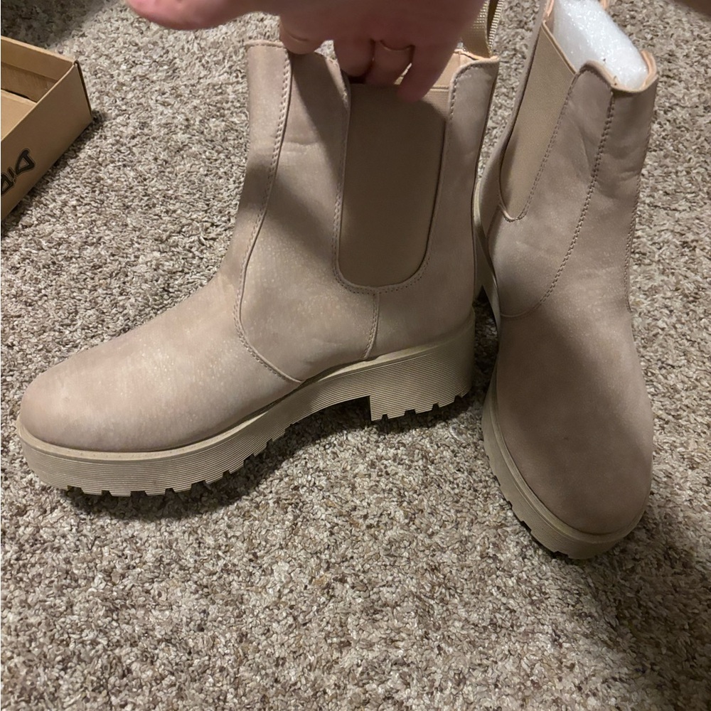 Women’s Boots - Picture 2 of 3